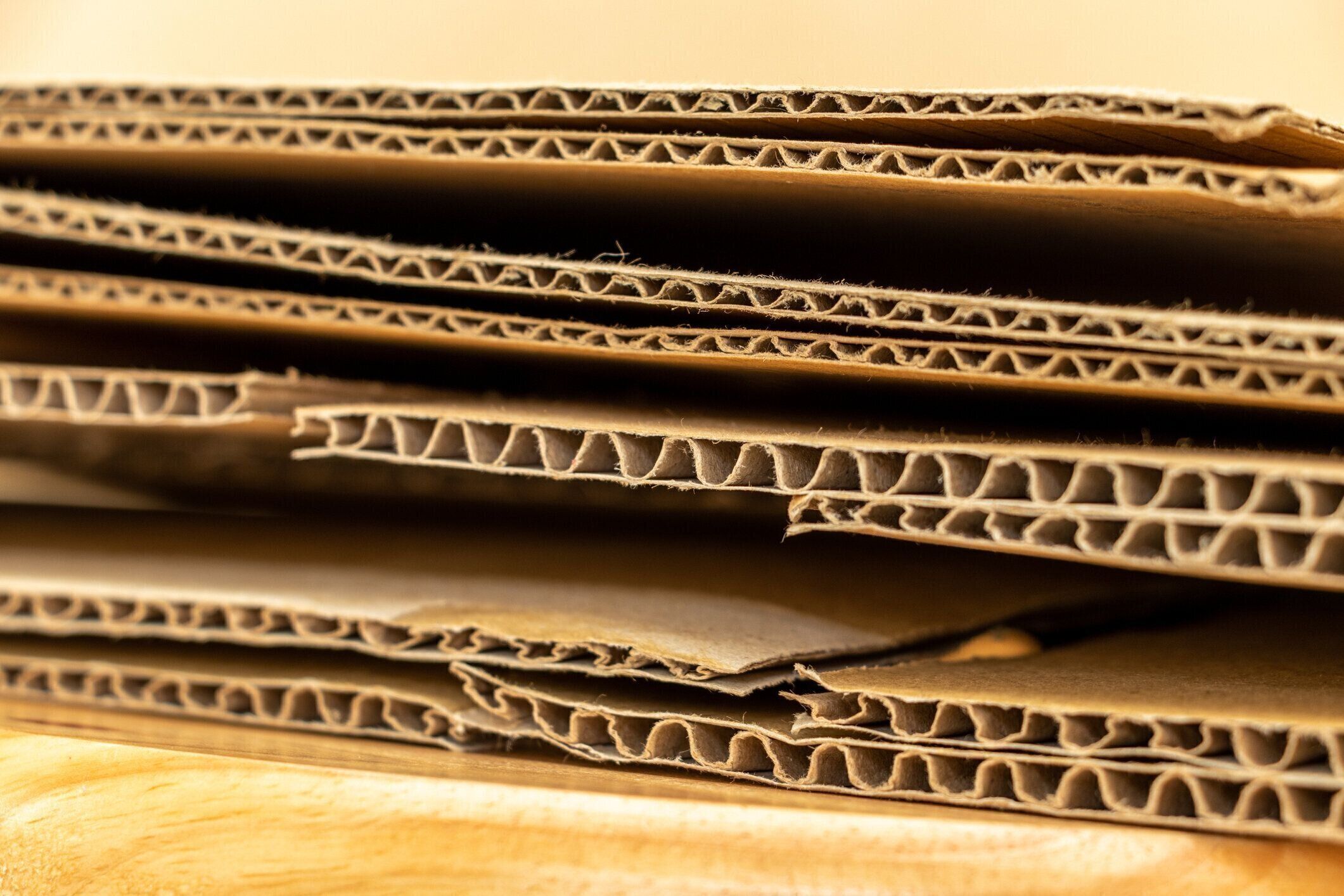 折り畳まれた状態で積み重ねられた段ボール