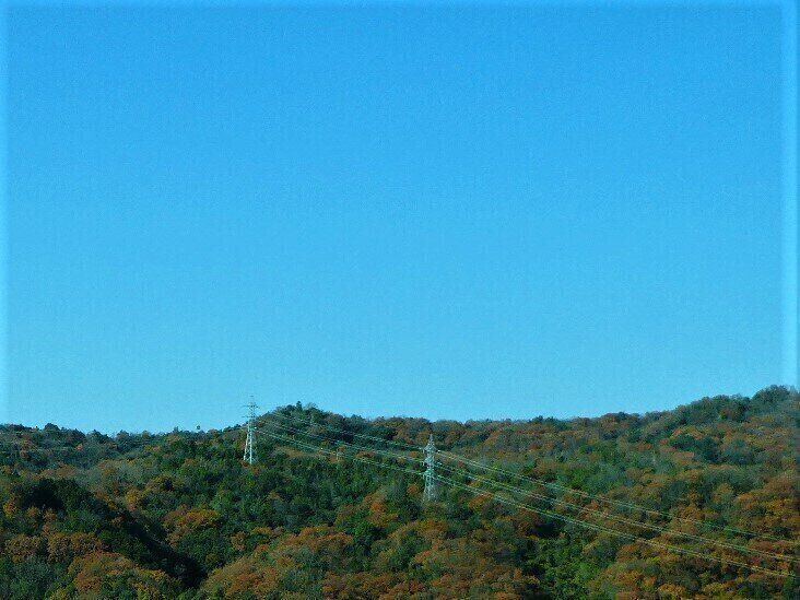 秋晴れの青空と秋の山並み