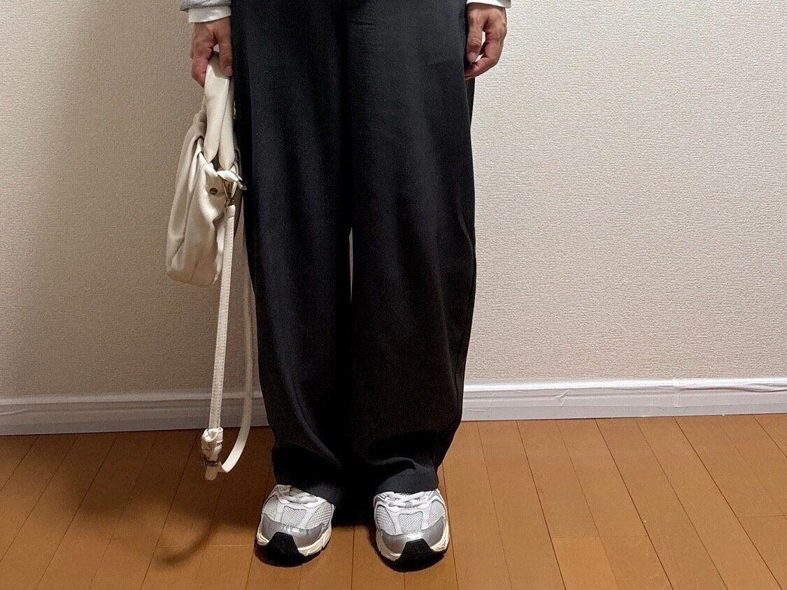 白いバッグと靴のコーディネート