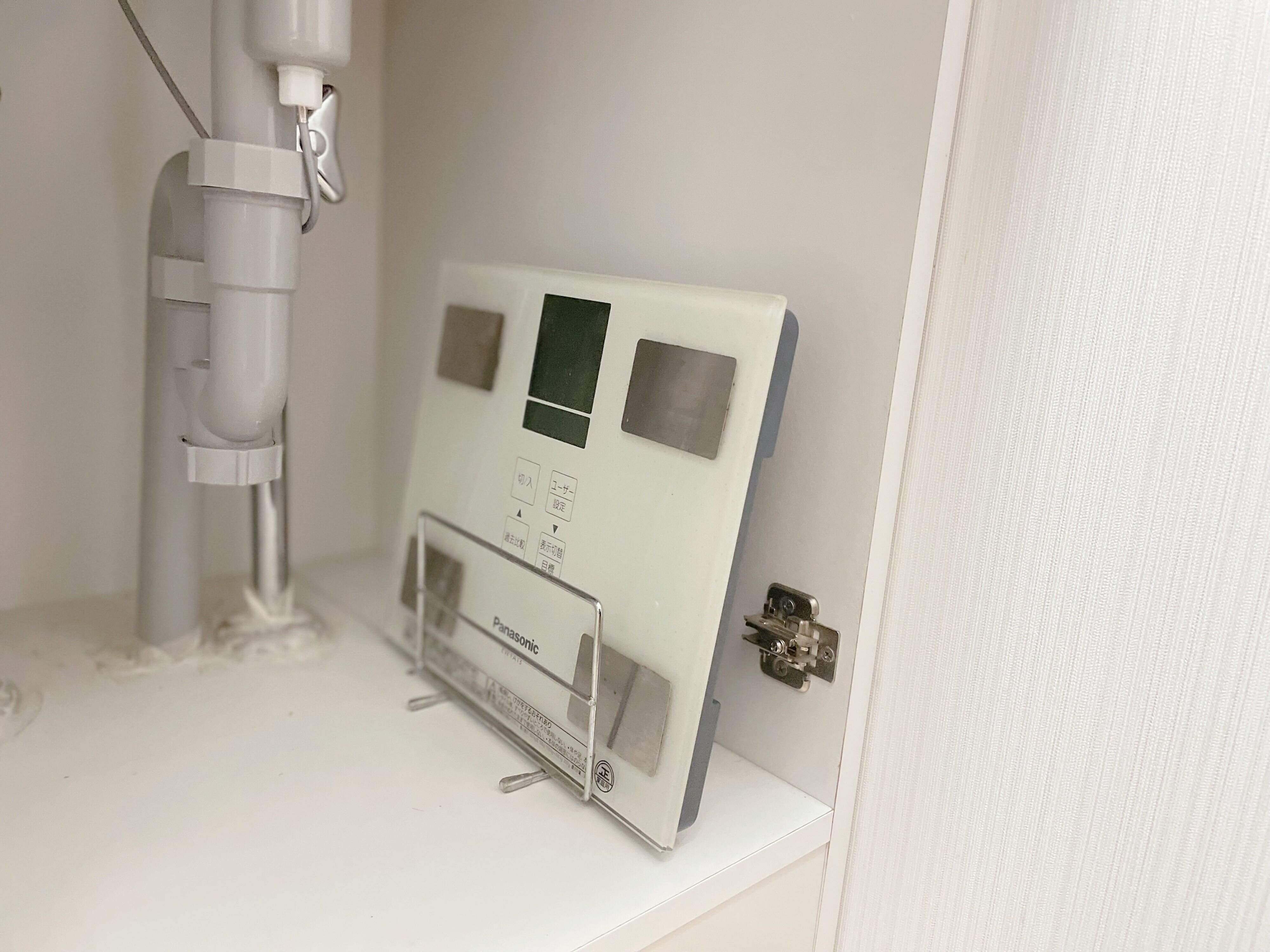 体重計収納には100均の「まな板立て」が使える