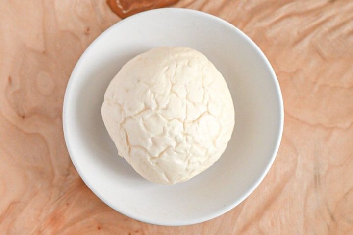 皿にのった成城石井の白パン