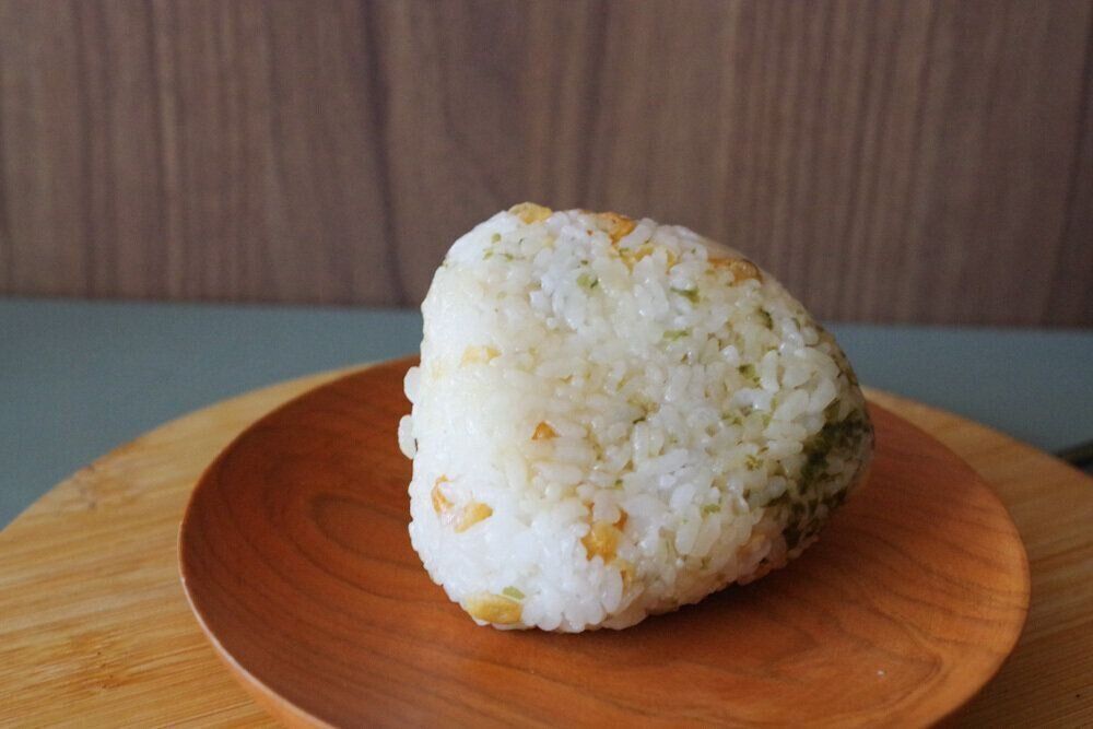 【カルディ】もへじのあげ玉で作った！「たぬきおにぎり」が絶品だった！いつものおにぎりに飽きたら試してみて！