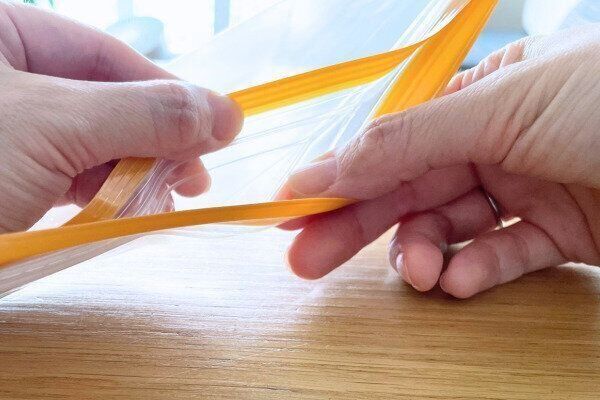 フリーザーバッグを開けるシーン