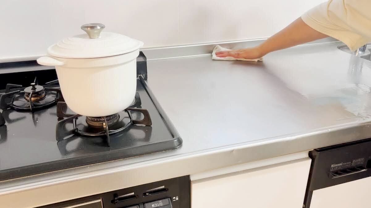 キッチンカウンターを拭き掃除