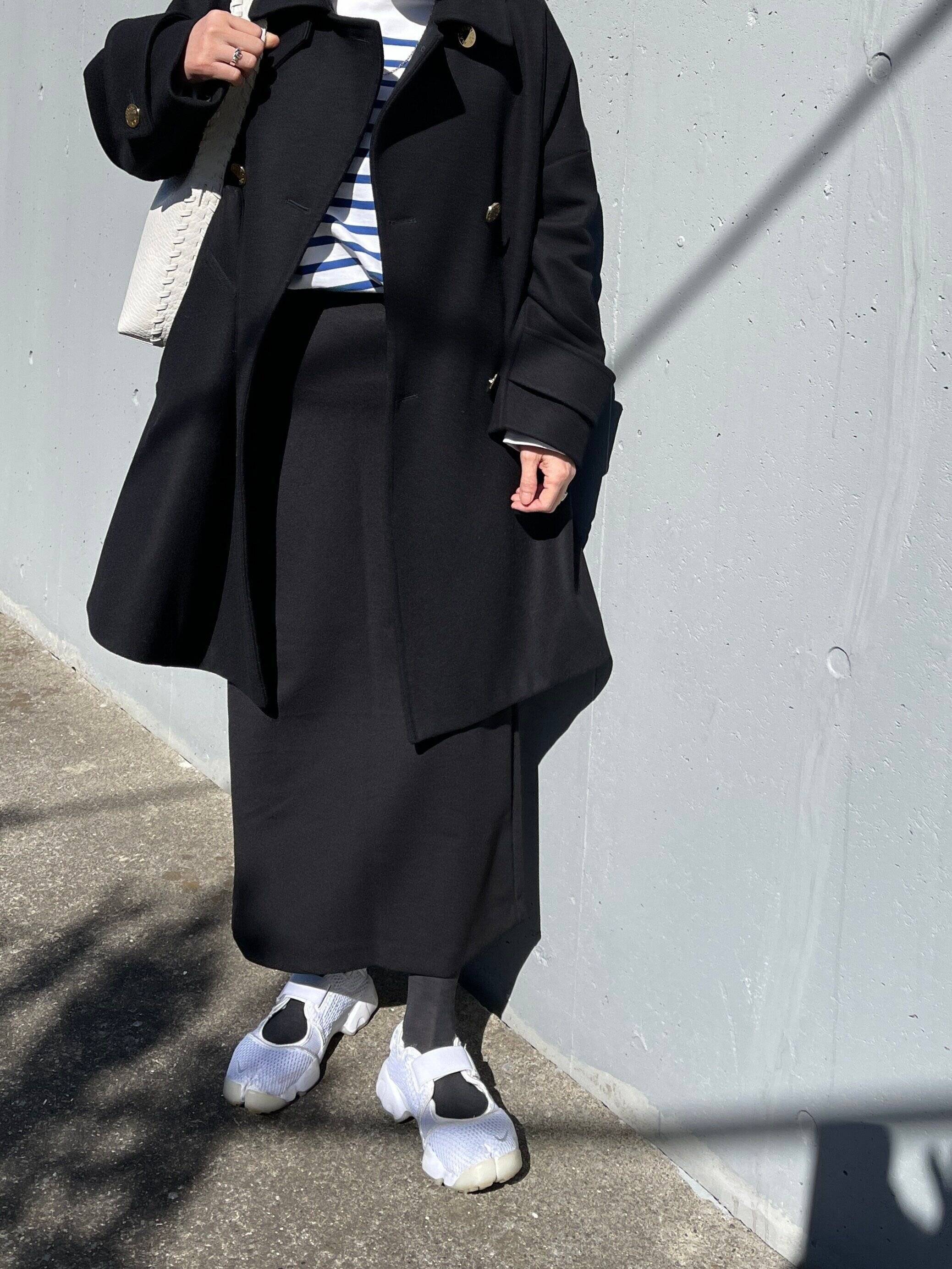 白スニーカーにグレータイツ