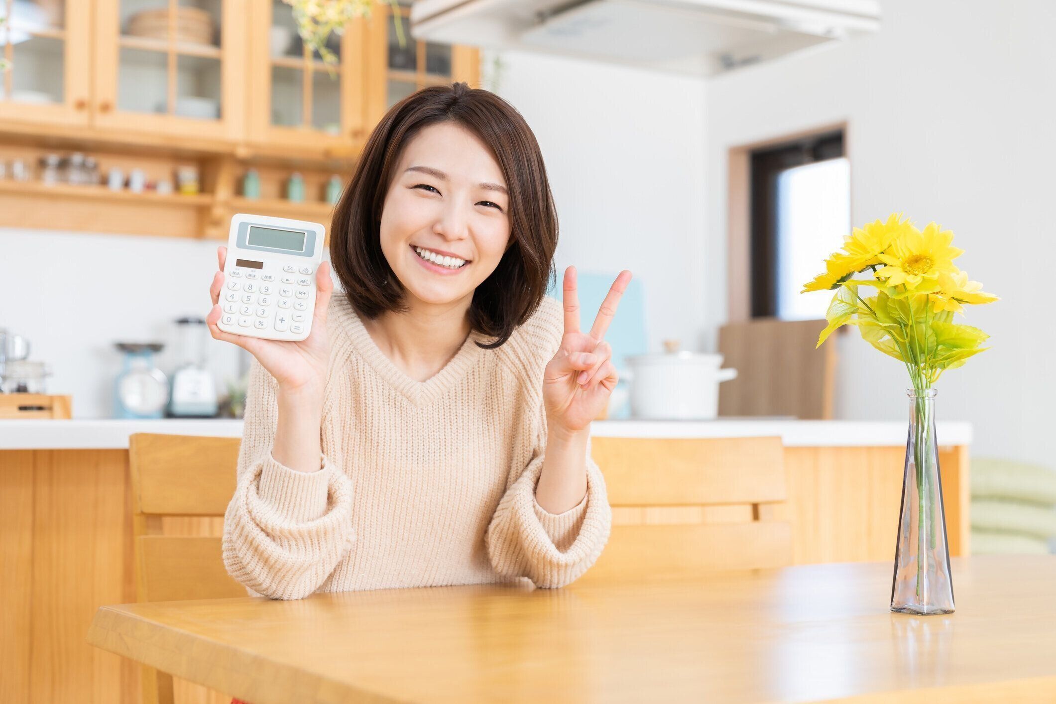 電子計算機を持つ女性