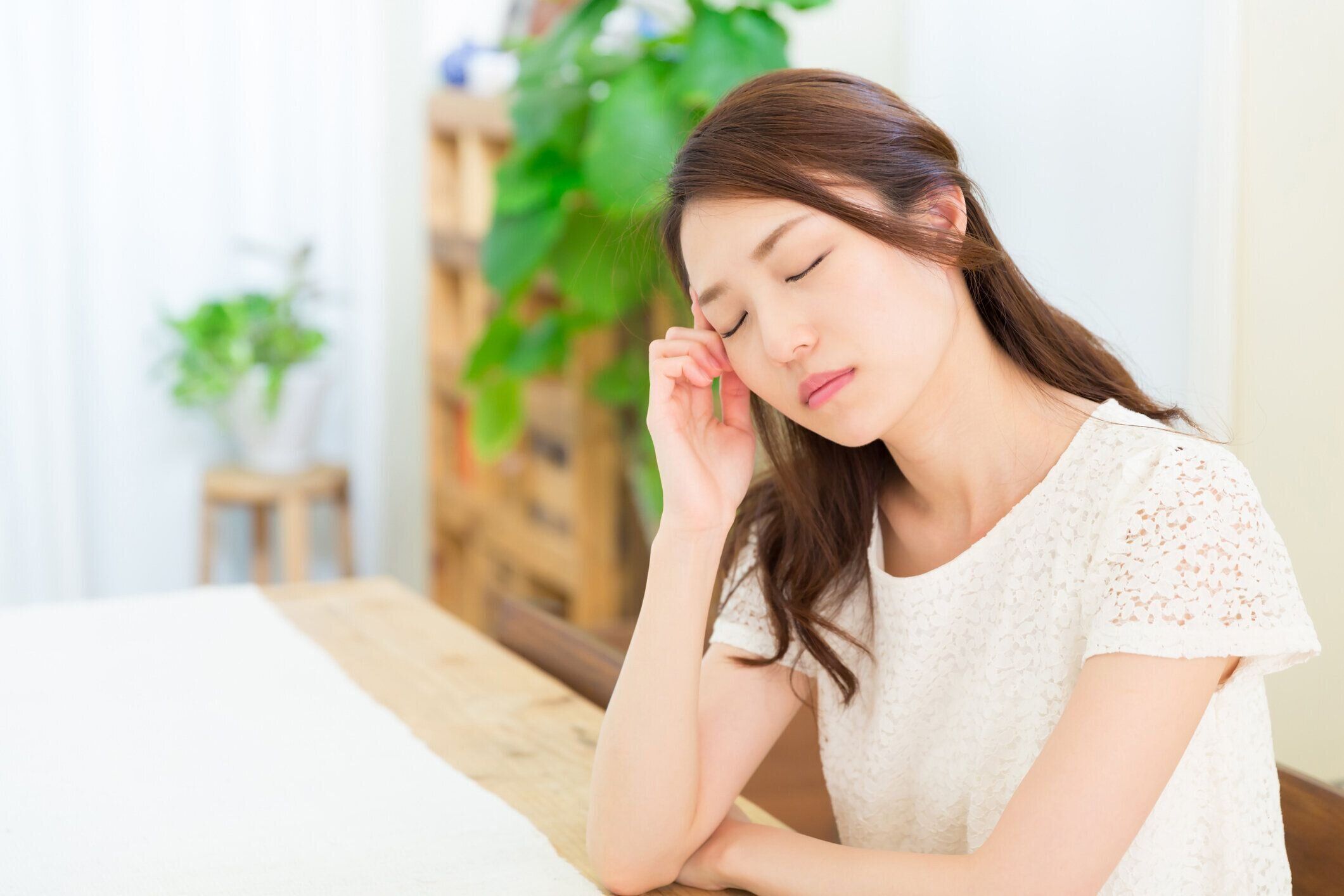 居間で日本人女性