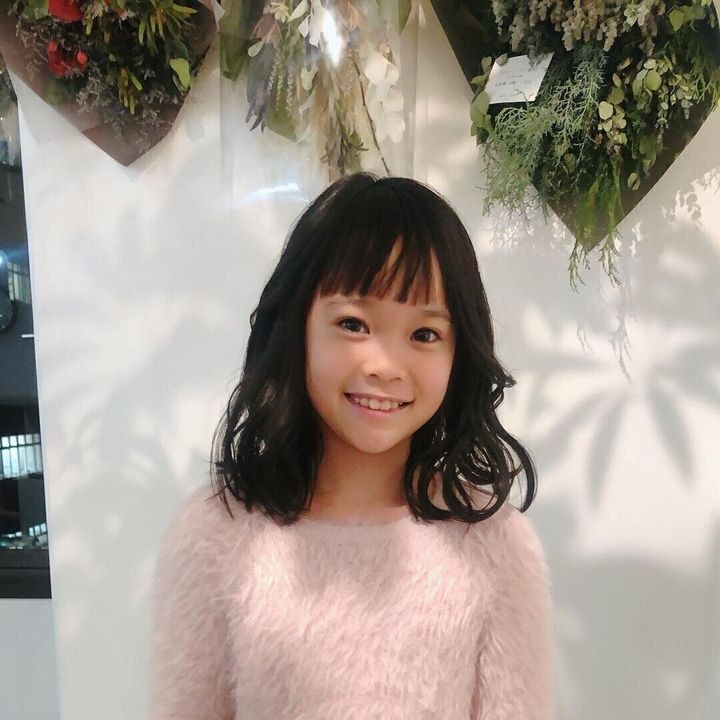 小学生女子も納得のキュートなヘアスタイル。眉上バングで女の子らしいかわいさを