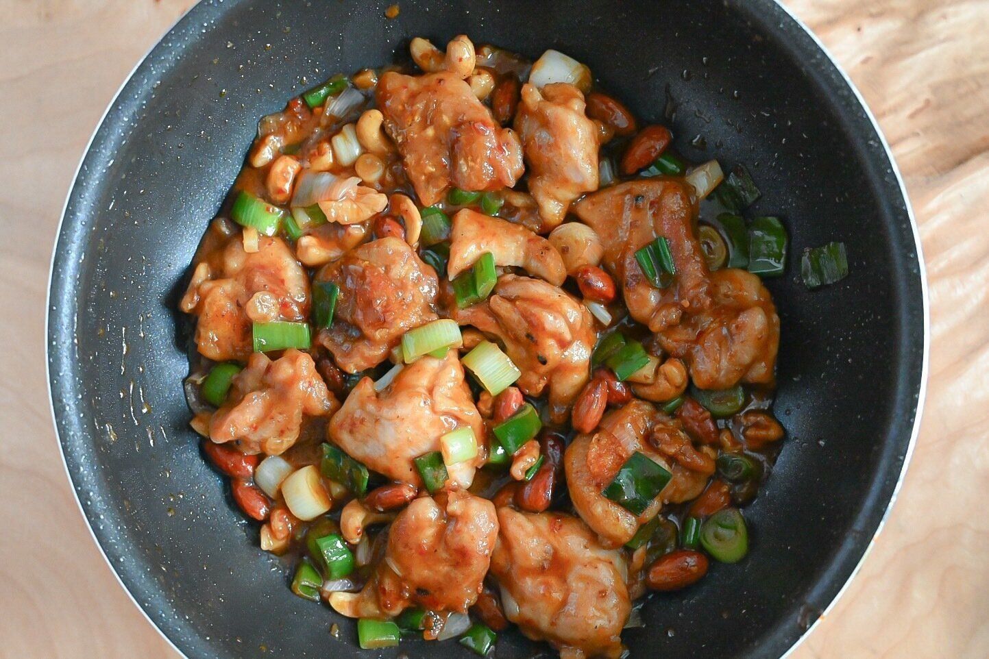 フライパンに入った宮保鶏丁（ゴンバオチーディン）の素