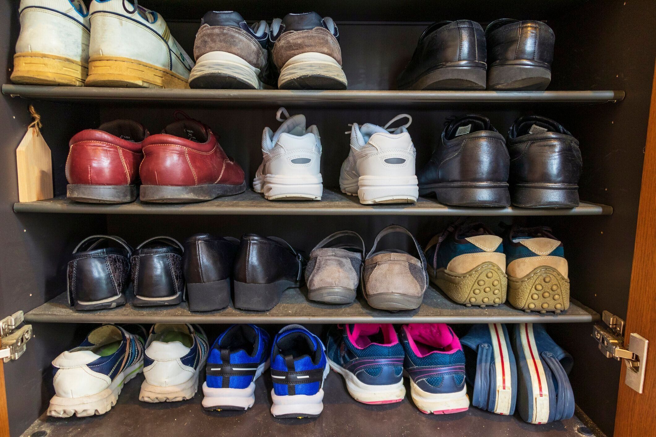 靴箱に入った靴がたくさん入っている