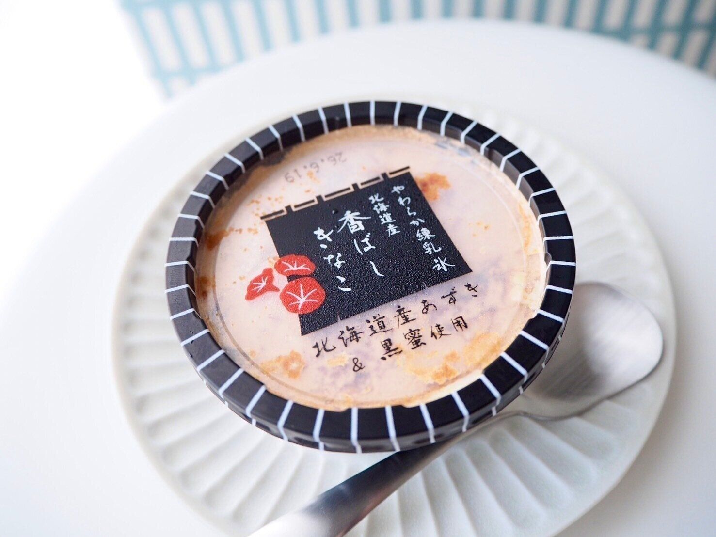 シャトレーゼ「白州名水かき氷Premium やわらか練乳氷 香ばしきなこ 北海道産あずき＆黒蜜使用」商品写真