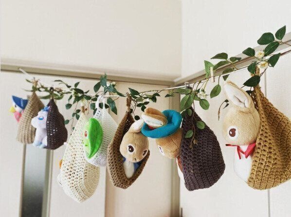 まるでぬいぐるみのお家！編み物でつくったハンギングがかわいい