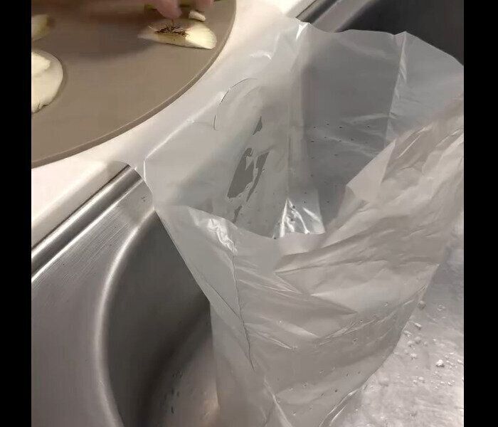 【3COINS】便利すぎ！シンクにペタっと穴あきゴミ袋