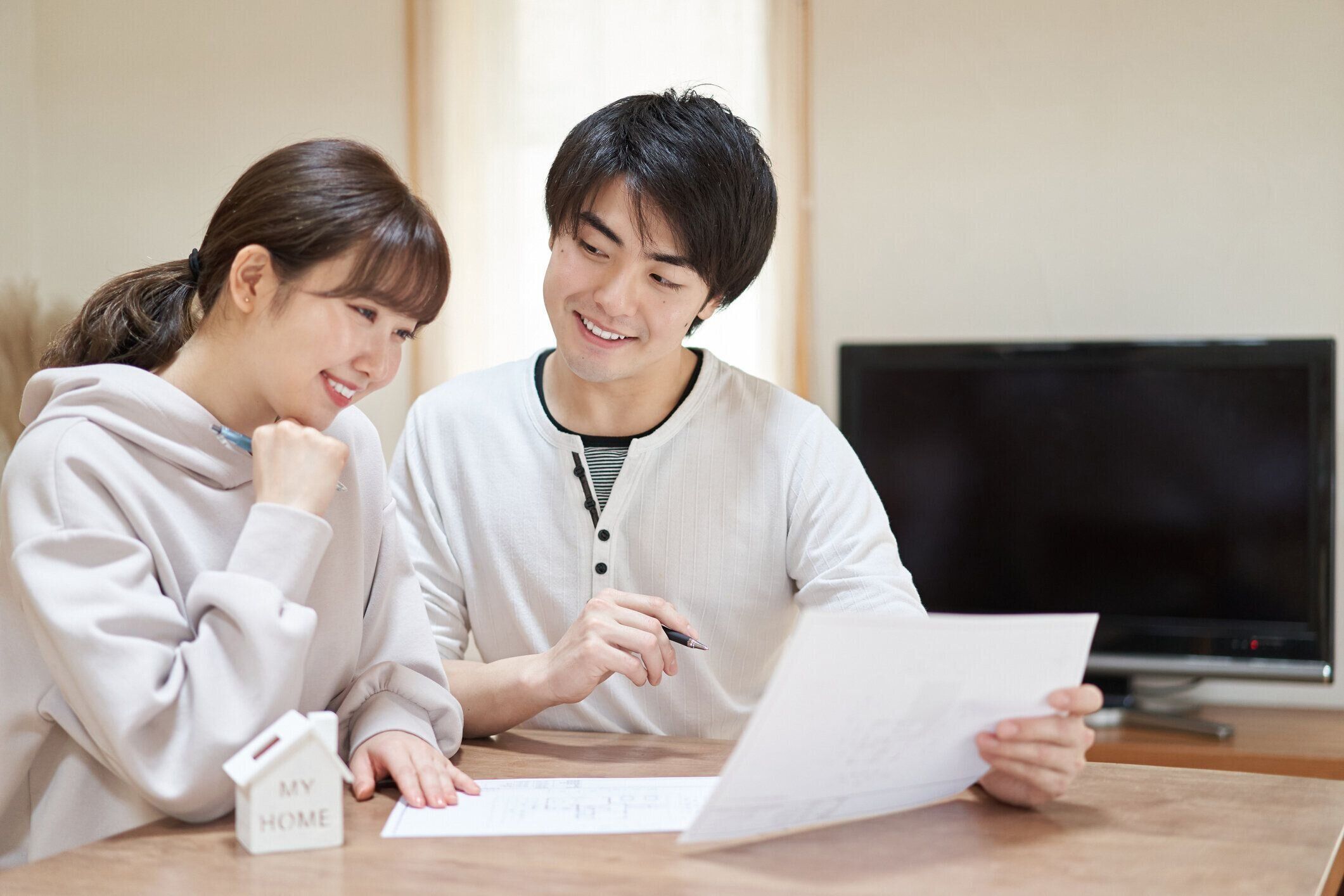 家を買うことを考えているアジアのカップル
