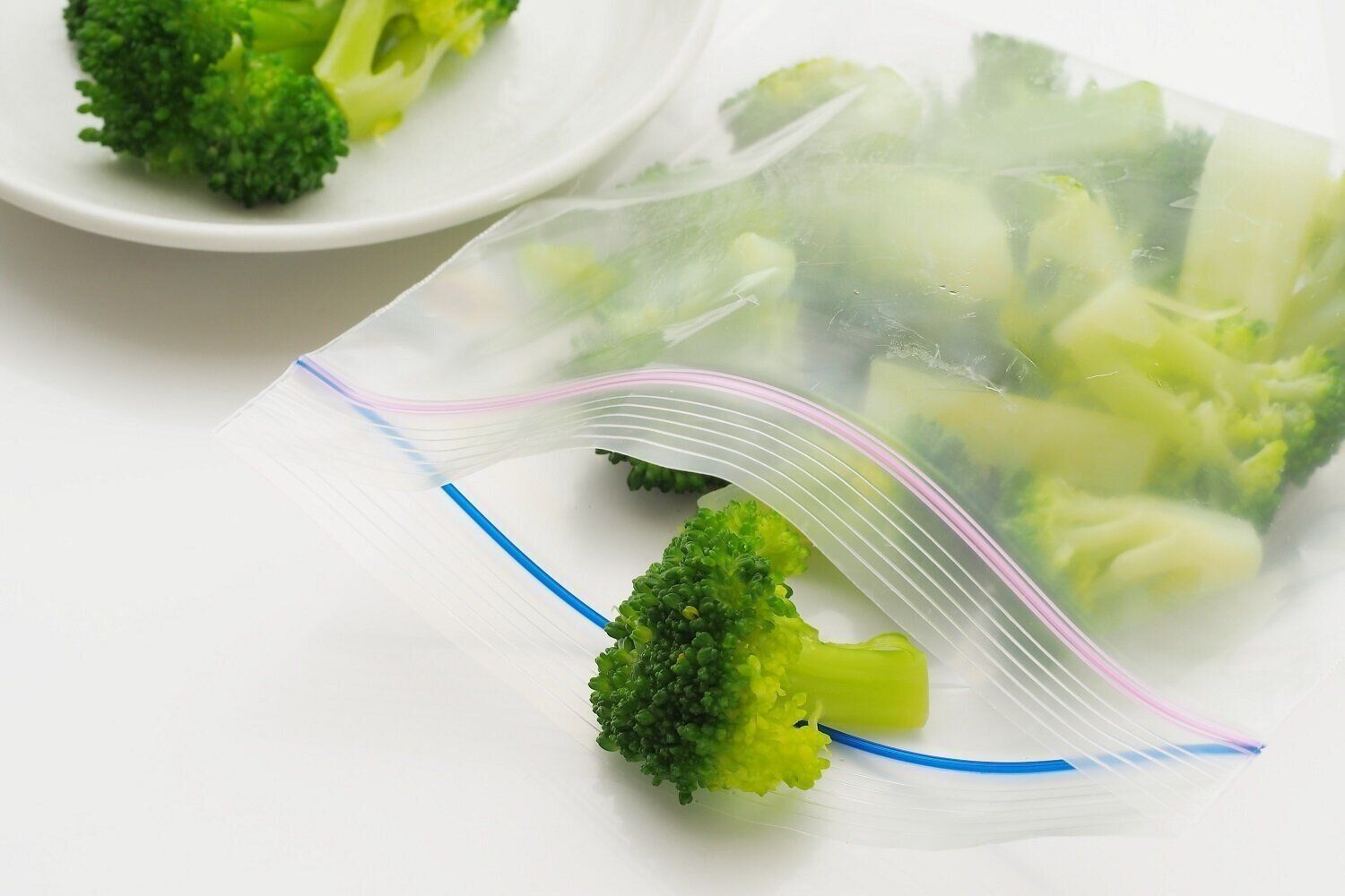 【管理栄養士解説】食材を「冷凍」するとどれくらい食べられる期限が延びる？傷みにくくなる理由や保存方法のコツもご紹介