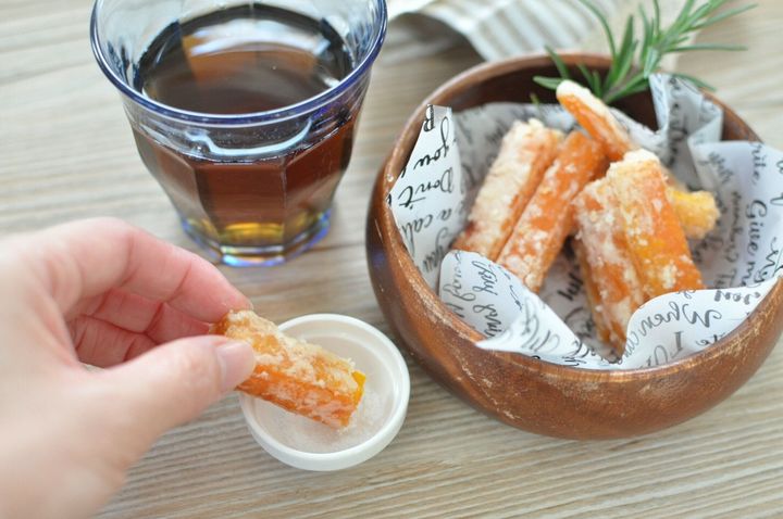 唐揚げにんじんに塩を付けている様子