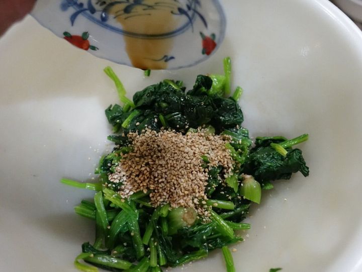 ひと工夫でワンランク上の味に!定番の家庭料理「ほうれん草のごま和え」を劇的においしくする方法って?