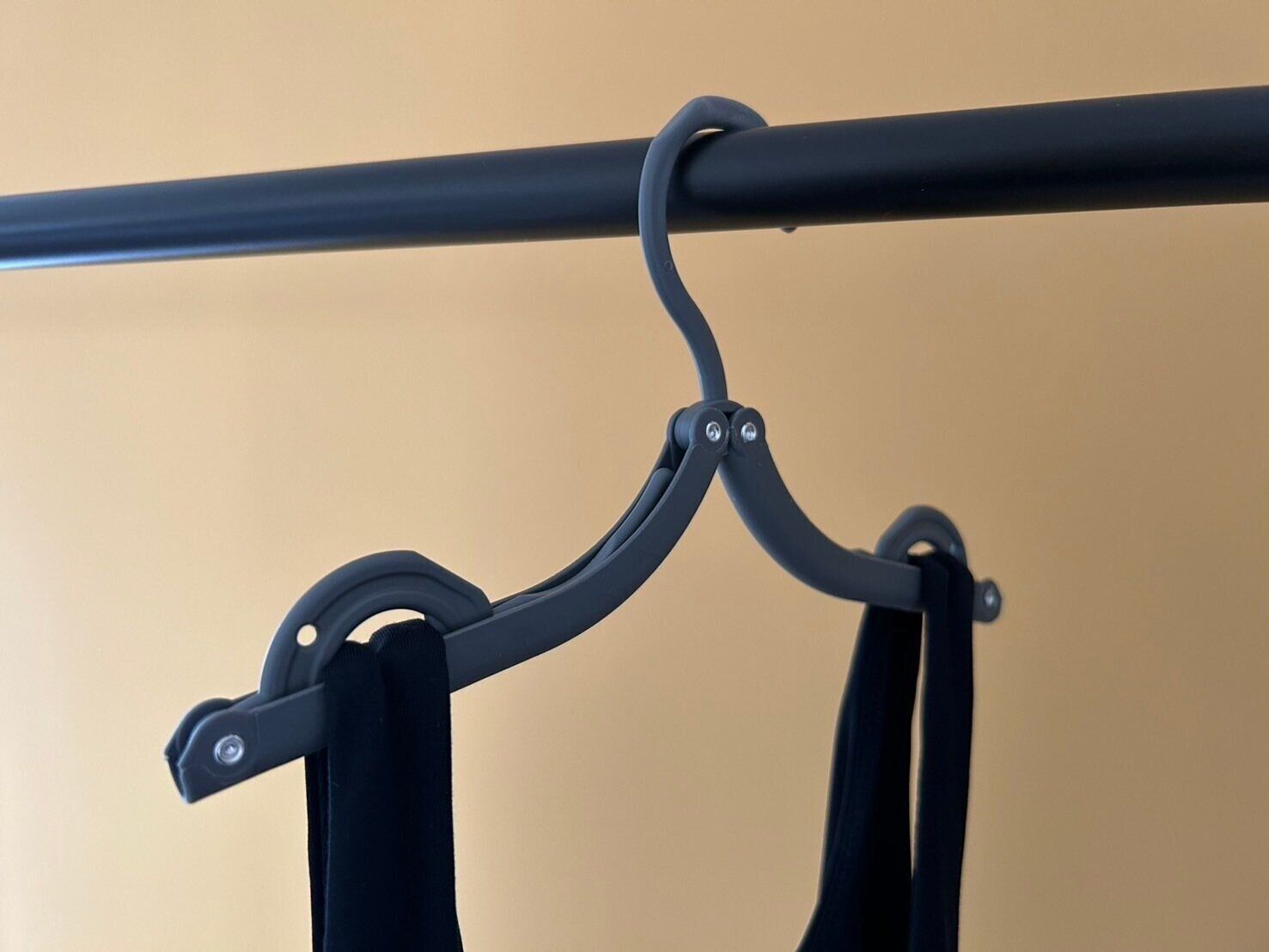 【3COINS】ホントにこれが330円でいいの!?家でも外でも活躍する折りたたみハンガーが優秀すぎる