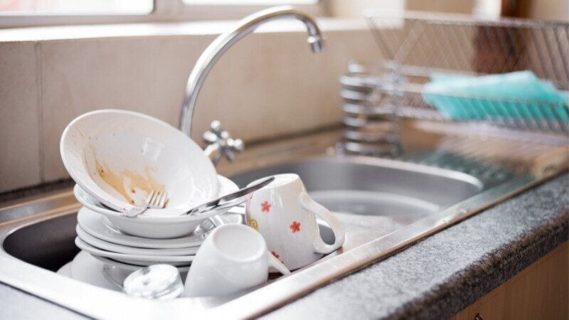 汚れた皿がそのままのシンク