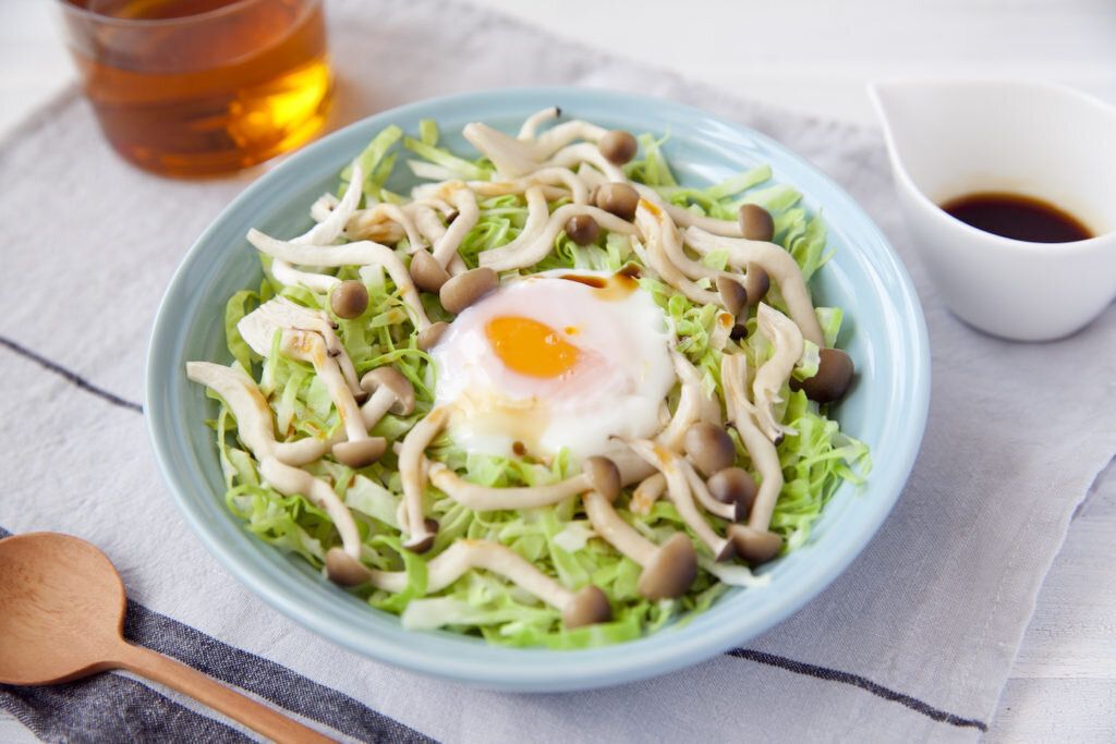 【糖質控えめ】朝ごはんに！レンジでつくる巣ごもり卵ごはん