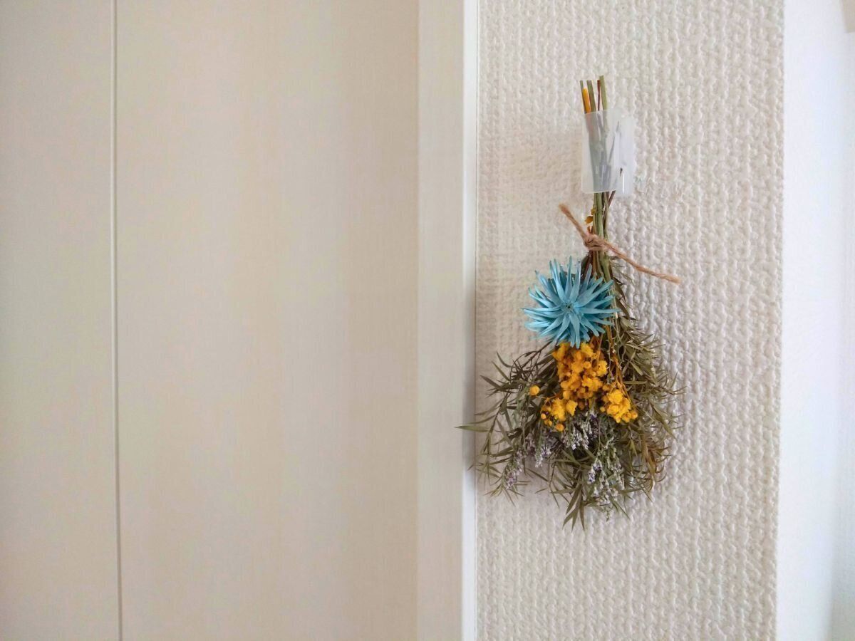 壁に掛けられたドライフラワー
