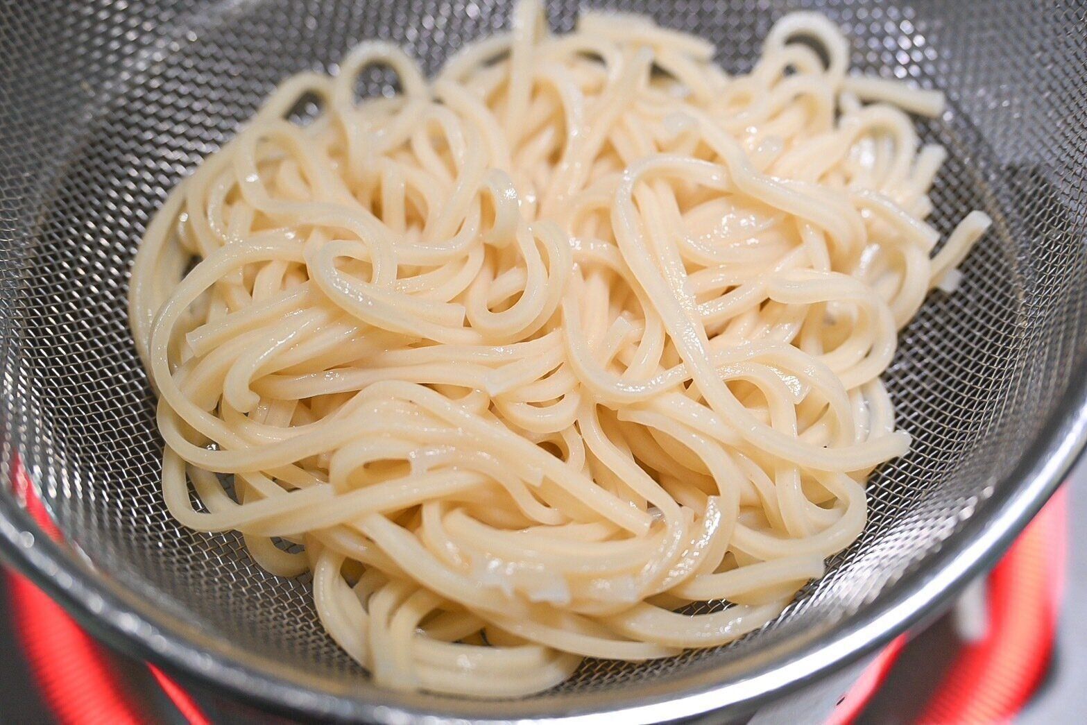 ザルに入った麺