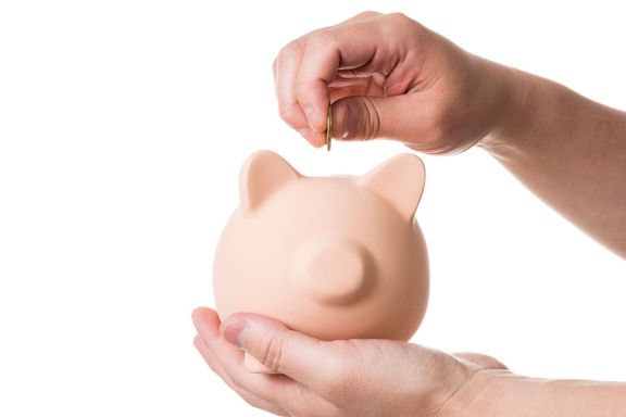 貯金箱にお金を入れる