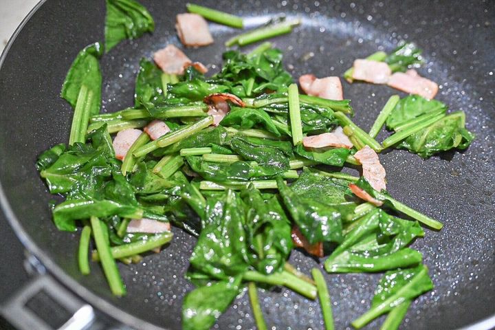 フライパンに入った炒めたほうれん草