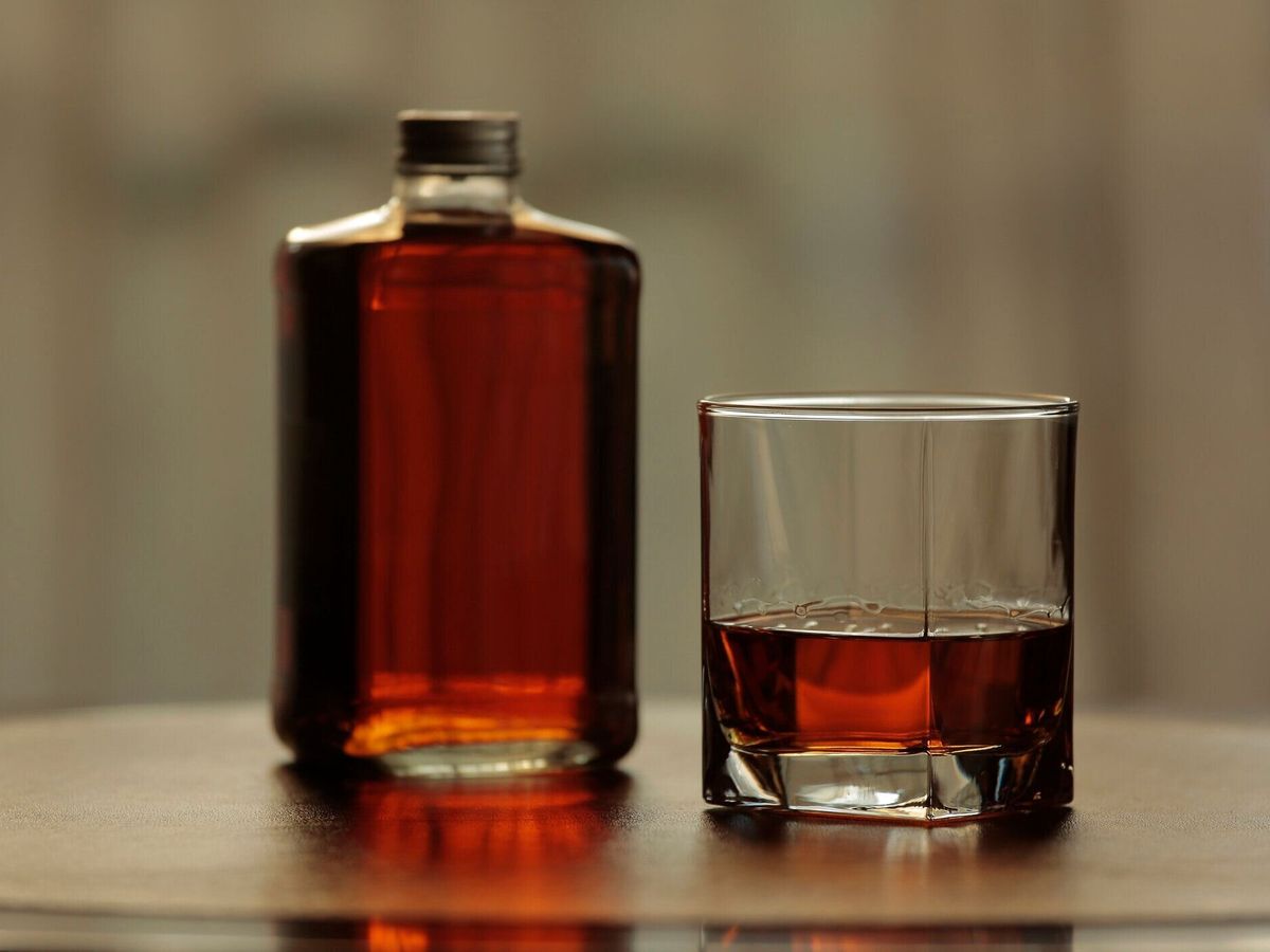 ボトルとグラスと、ウィスキー