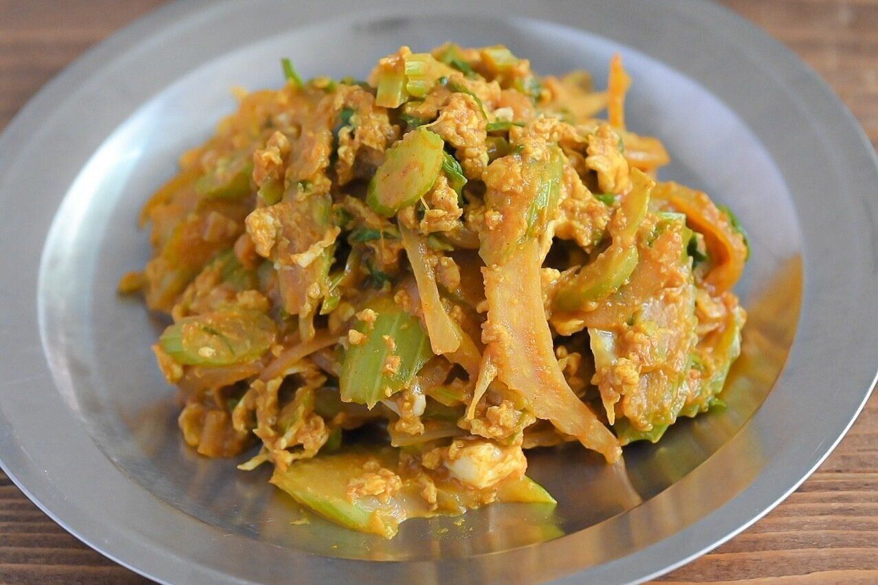 シルバーの皿に盛られたカニカレー炒め