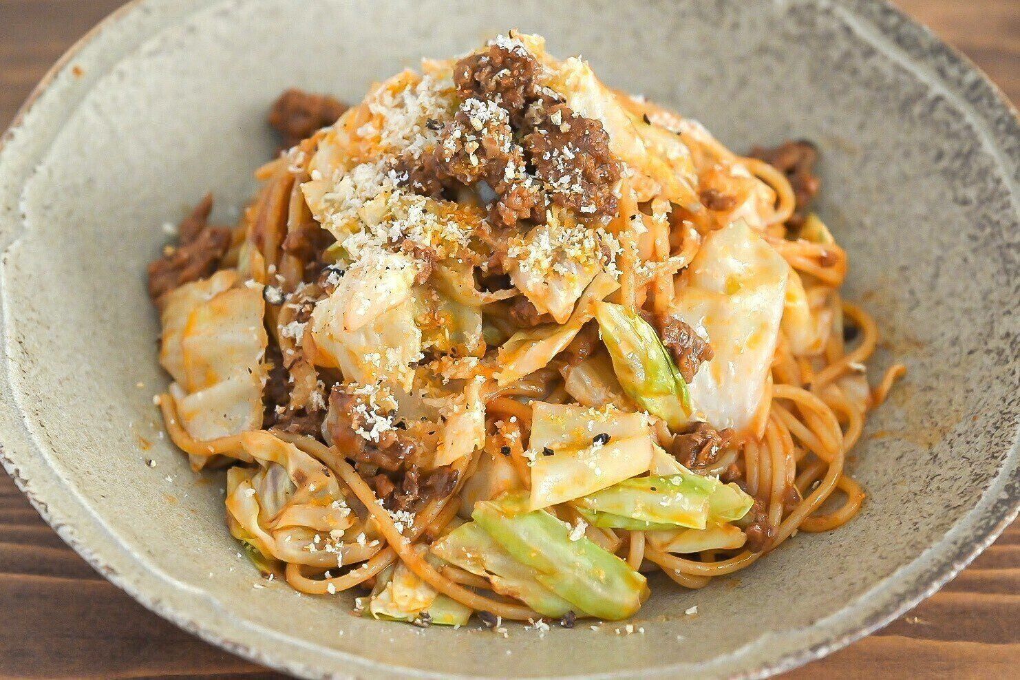 皿に盛られたひき肉とキャベツのパスタ