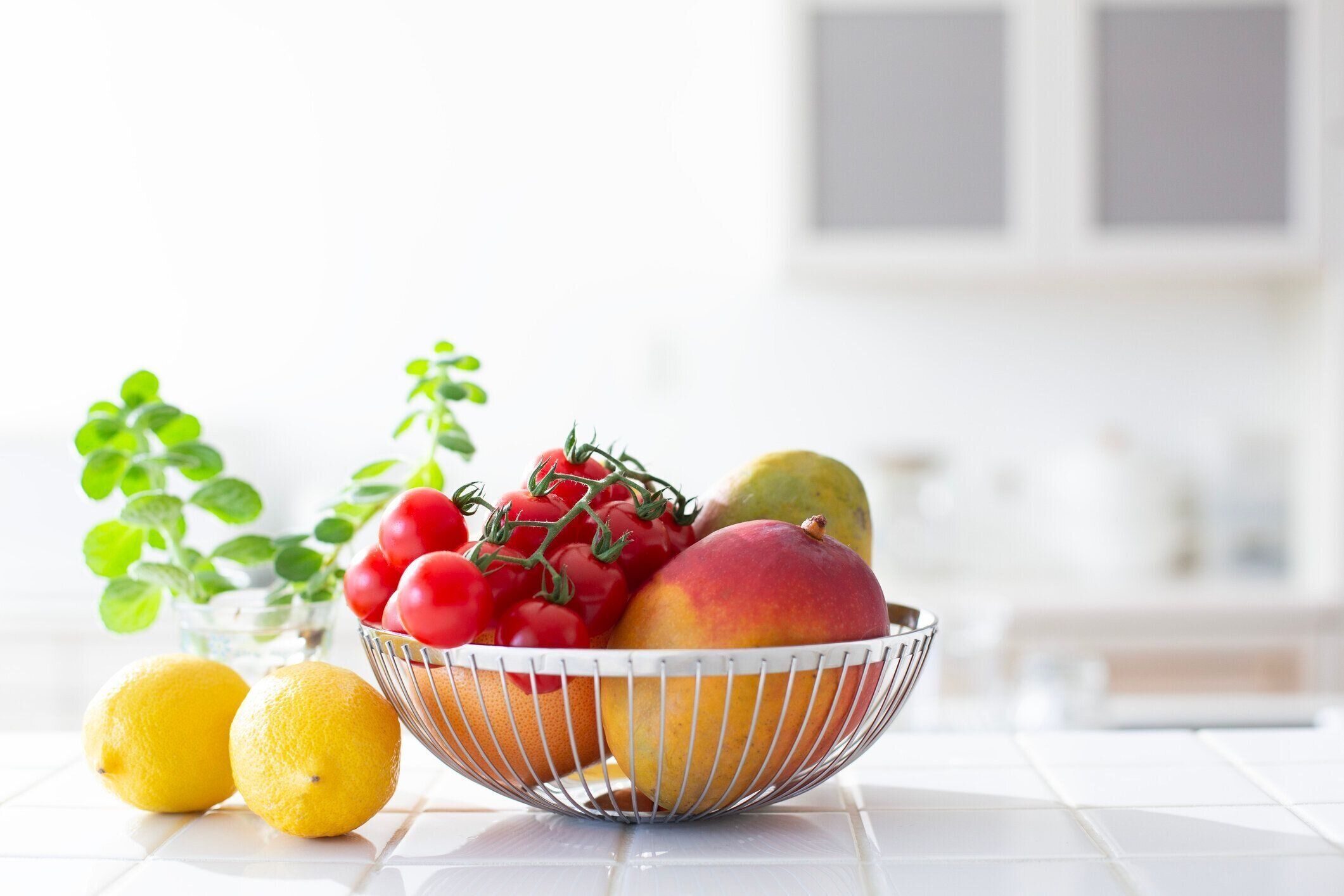 キッチンフルーツ、明るいキッチンの背景