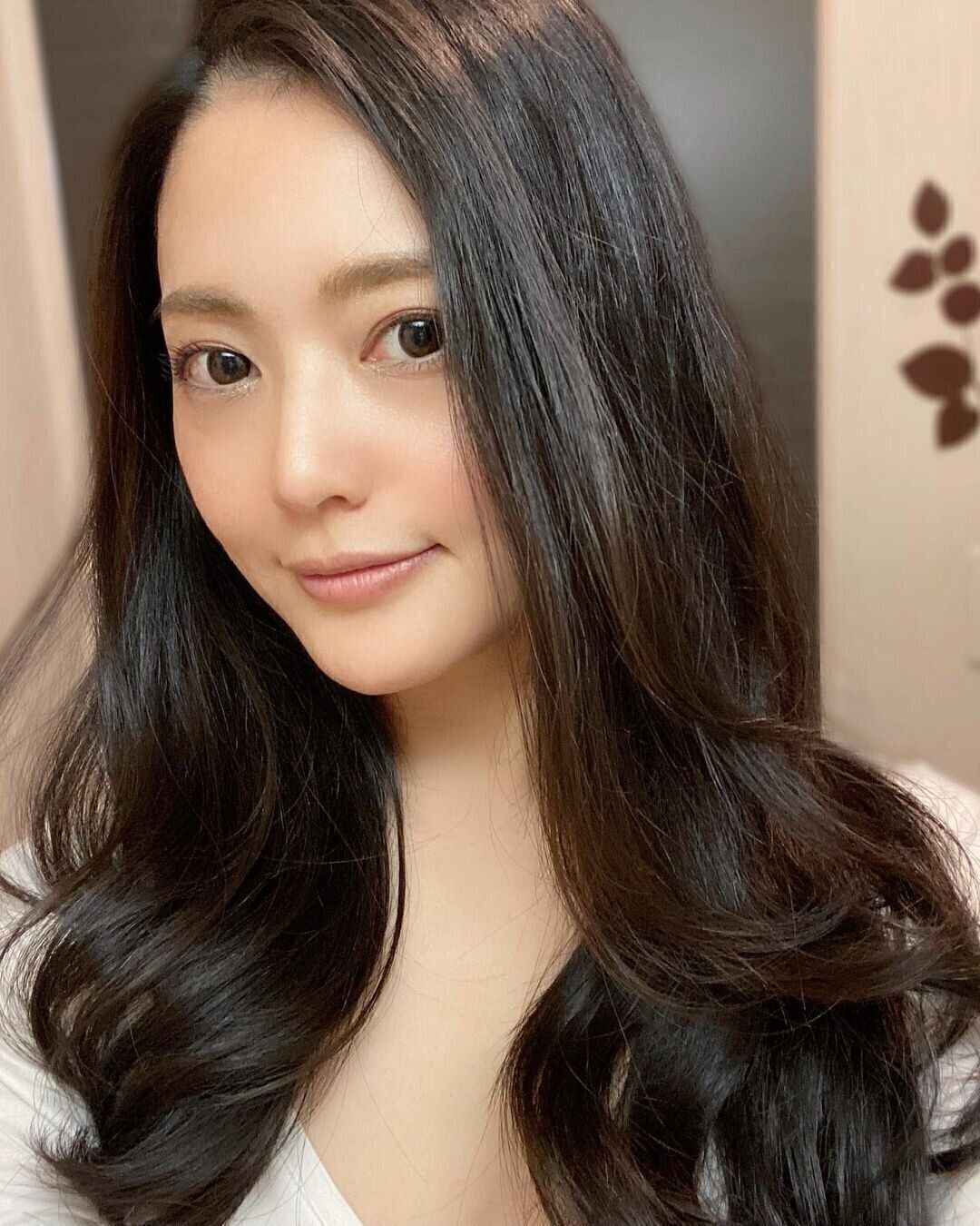 40代に似合うロングヘアスタイル 柔らかカールで気品のあるヘアスタイルに