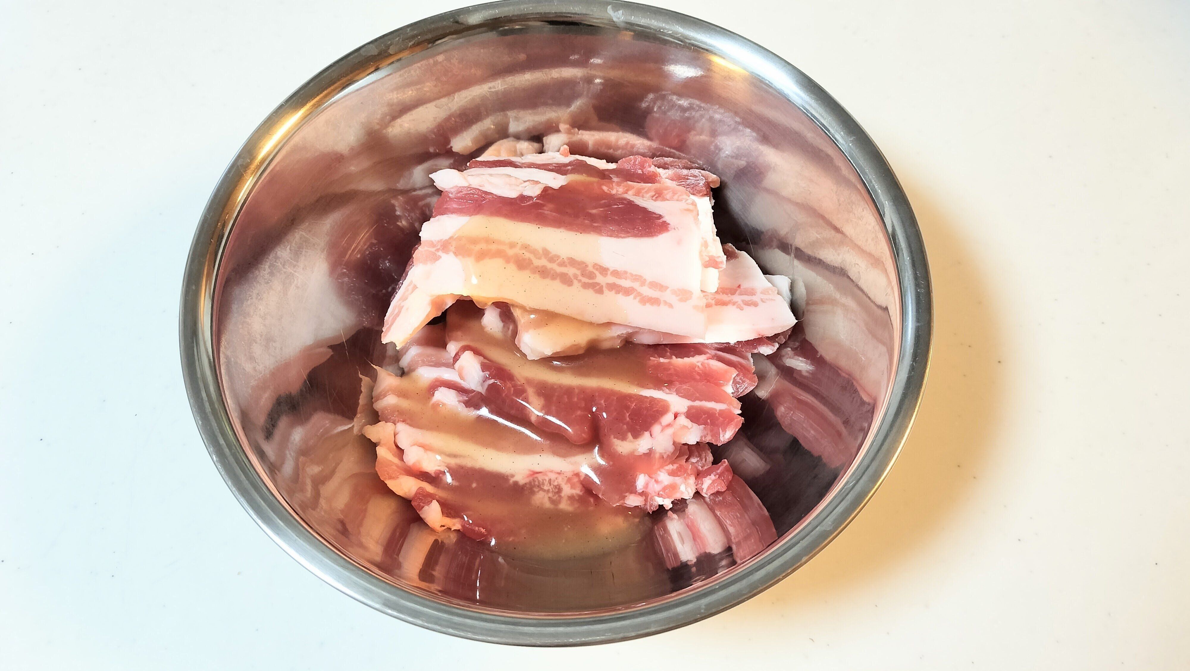 下味たれにつけた豚肉