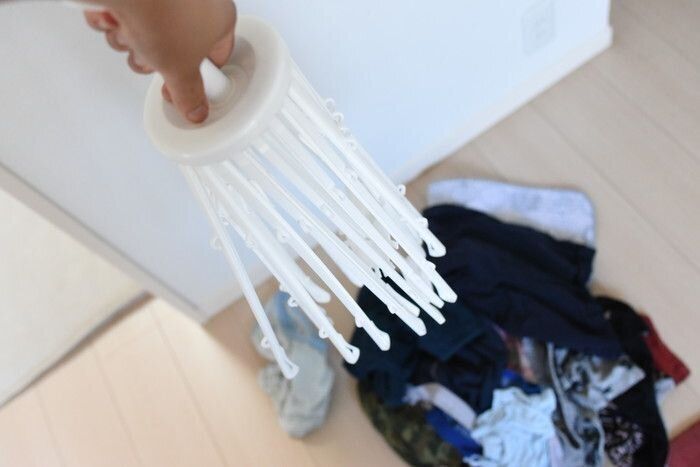 洗濯ものが乾いたら、パラソルハンガーの下の部分を持って裏返すだけ。スルスルっと洗濯ものが外れて下に落ちます。