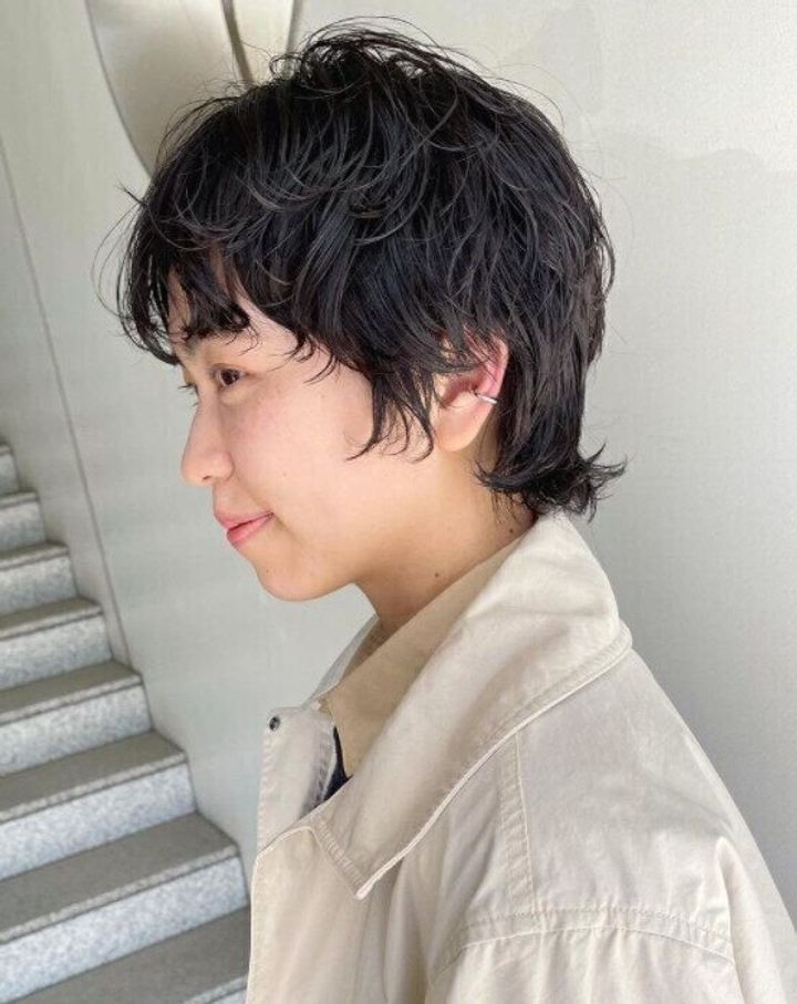 40代女性に似合うふんわりショートヘアスタイル。ショートヘアにパーマを組み合わせた大人ウルフ