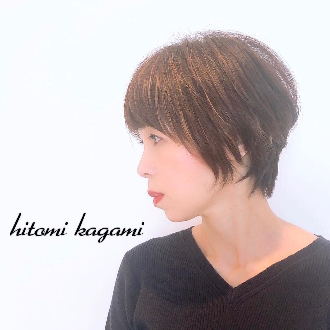 40代女性に似合うふんわりショートヘアスタイル！前下がりシルエットなショートヘア