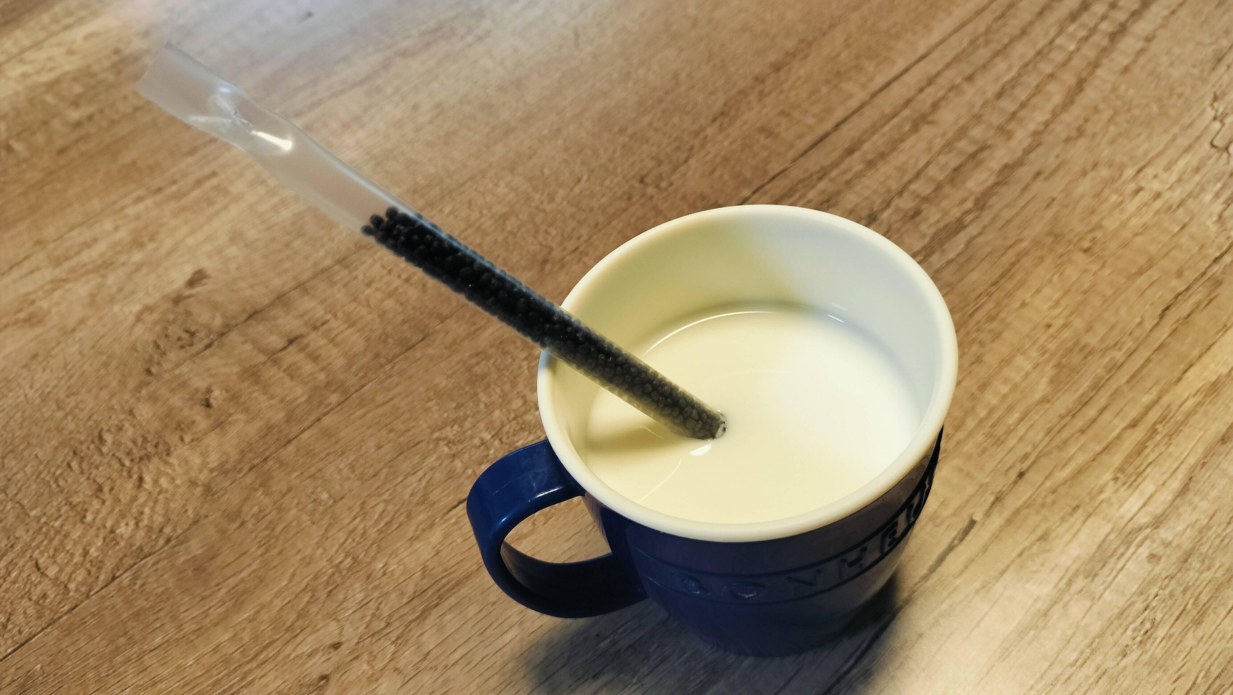 牛乳にマジックミルクをいれる