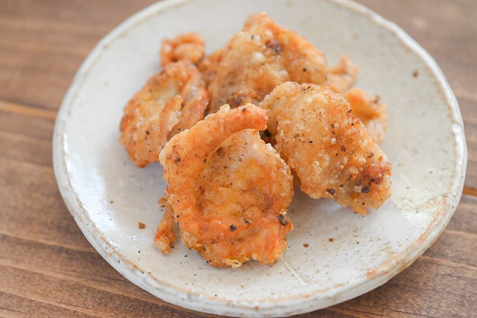 皿に盛られた鶏皮の唐揚げ