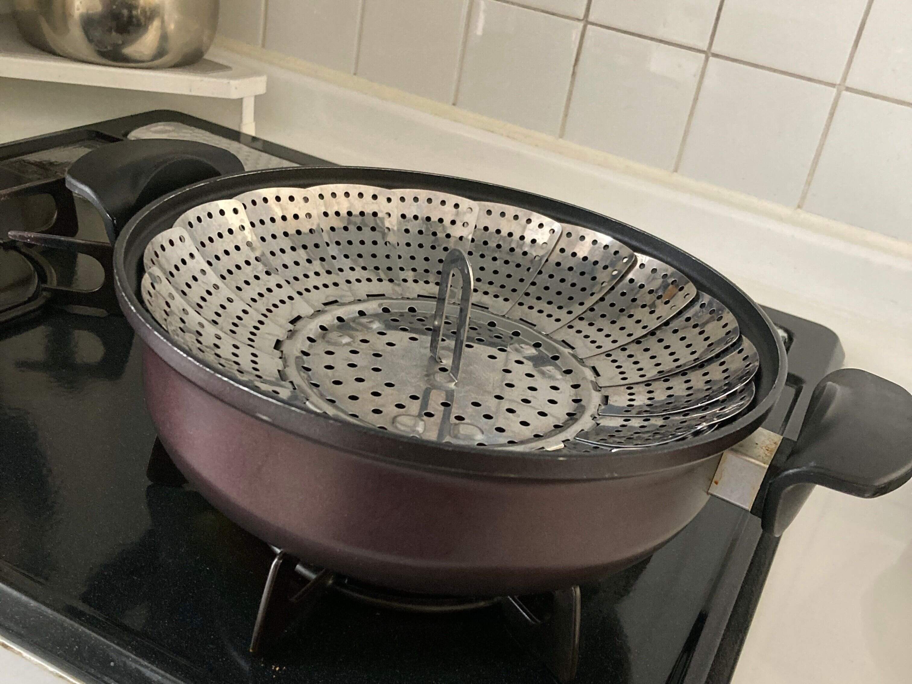 すき焼き鍋に入れた蒸し器