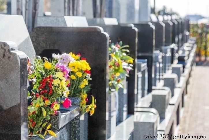 お墓まいりの花の選び方を解説 価格相場 避けたい花 飾り方は サンキュ