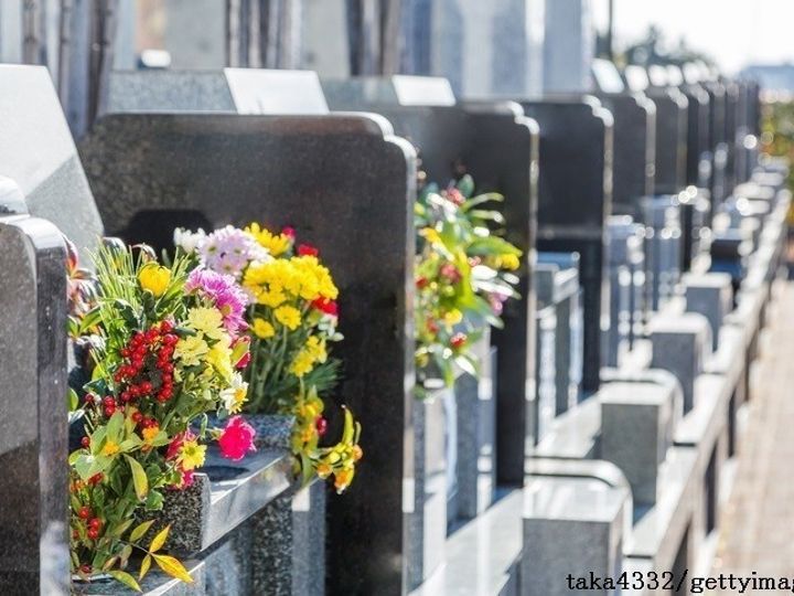 お墓まいりの花の選び方を解説 価格相場 避けたい花 飾り方は サンキュ お墓まいりの花の選び方を解説 価格相場 避けたい花 飾り方は サンキュ
