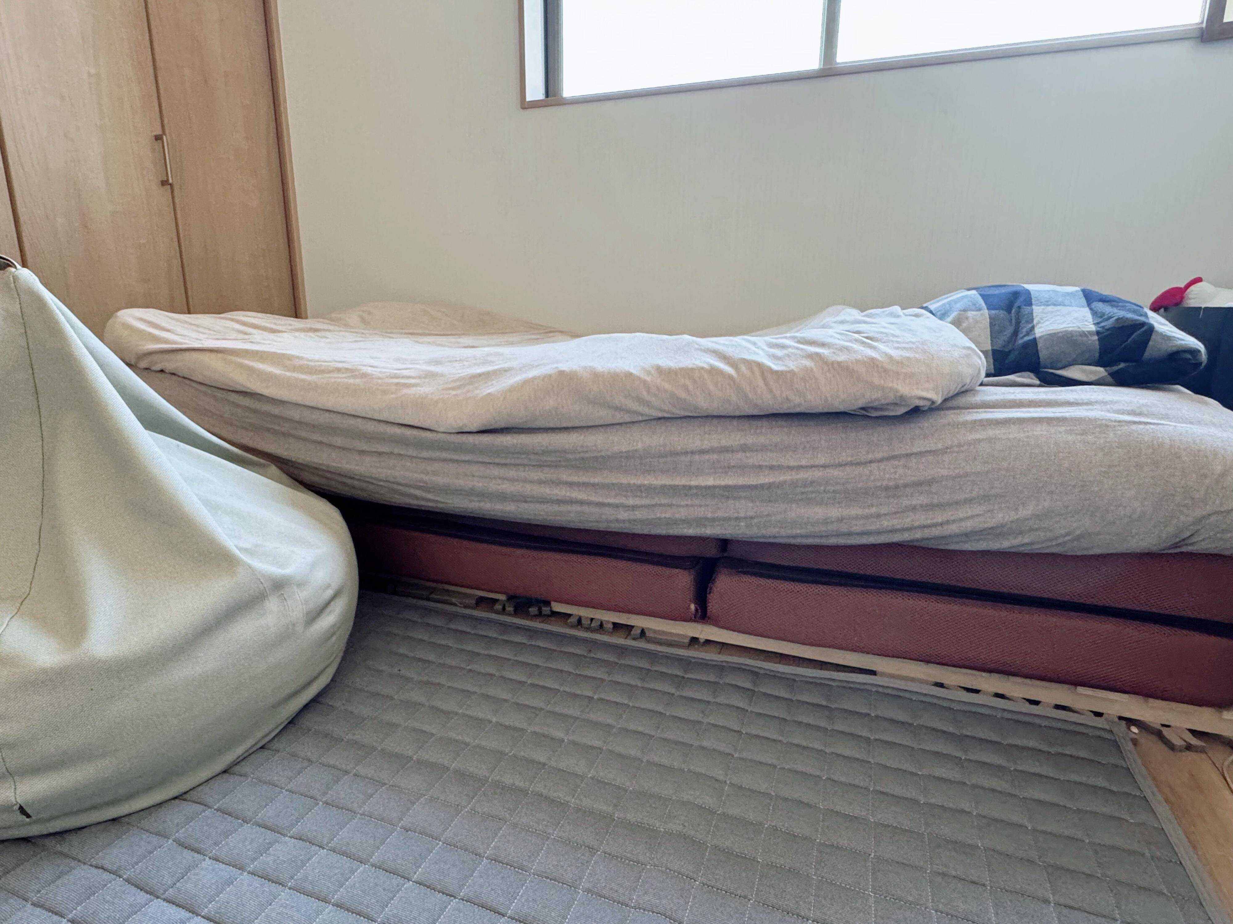 1．普段使いの敷布団にマットレスを積み重ねてベッド風にする