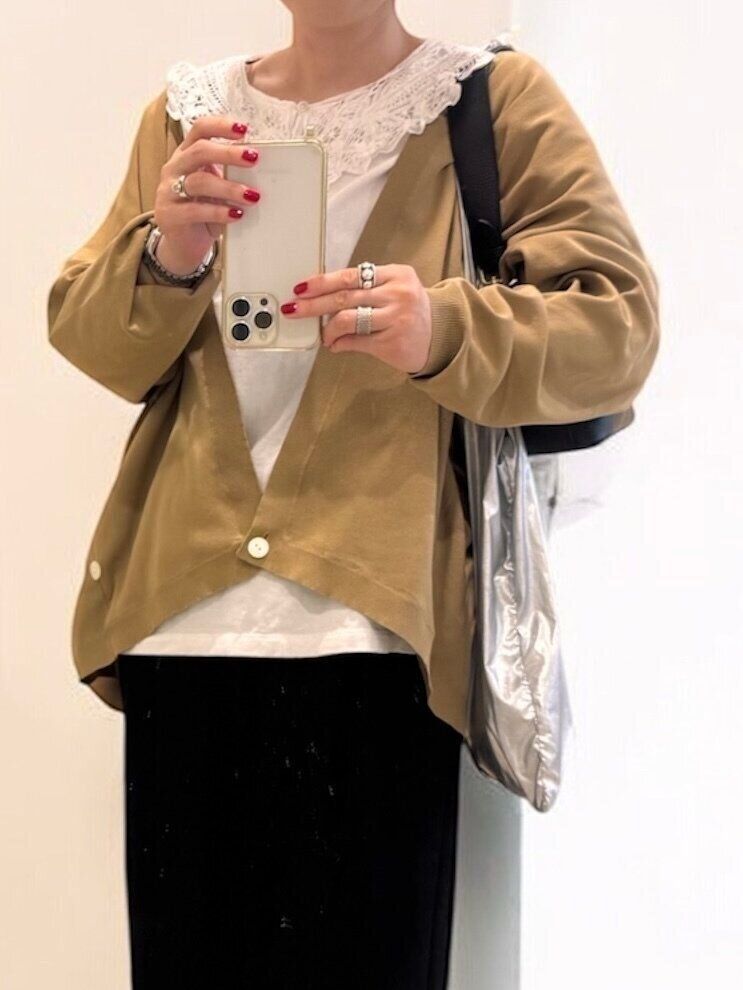 襟付きシャツとカーディガン