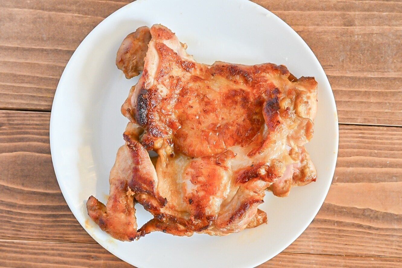 白い皿にのった加熱したガイヤーン