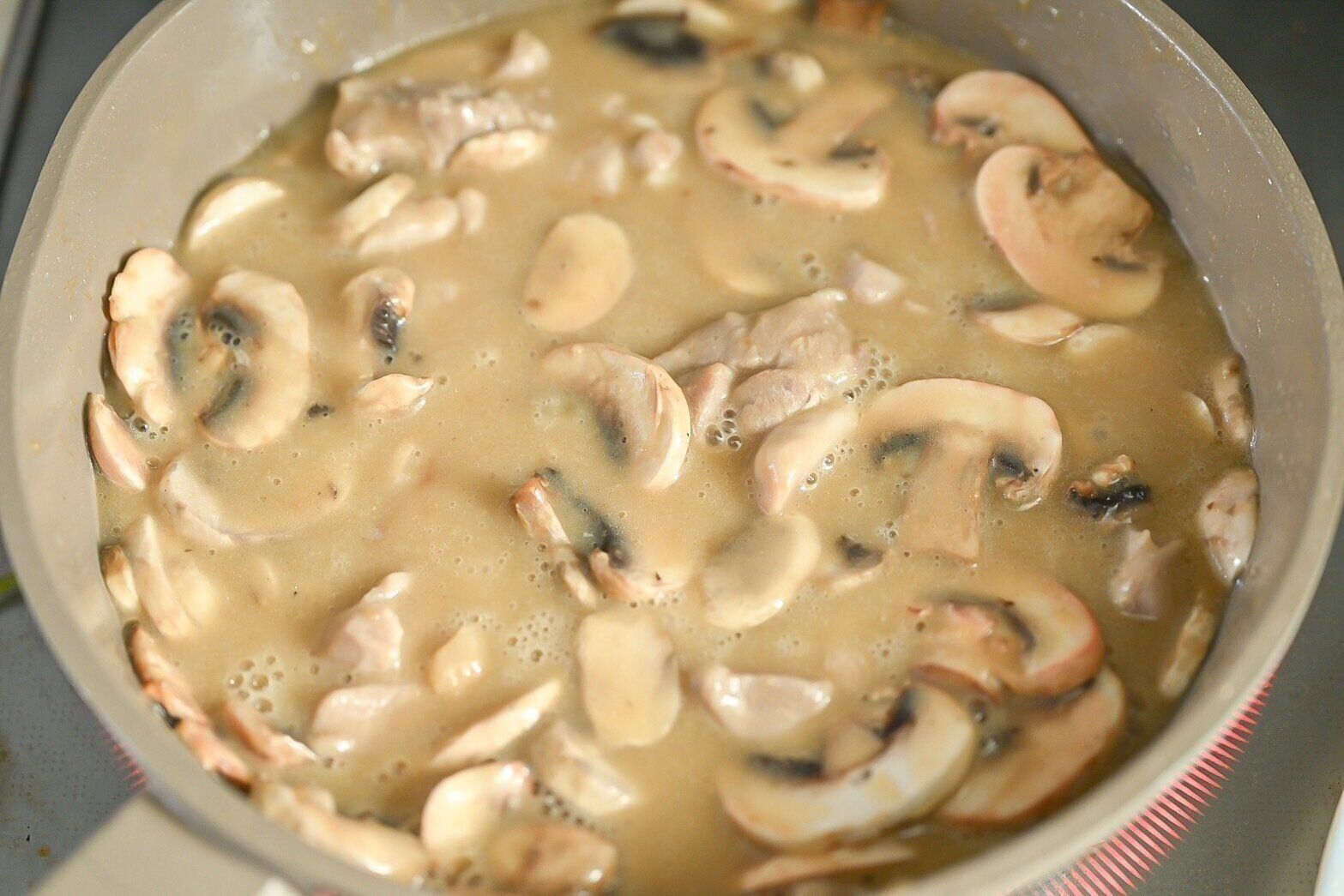 鍋に入ったシュクメルリ