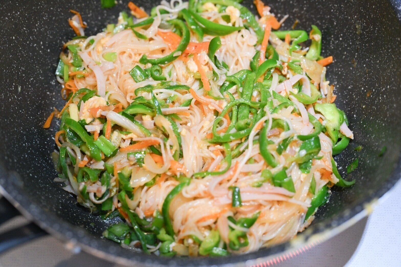 フライパンに入った完成したタイ風そうめんチャンプルー