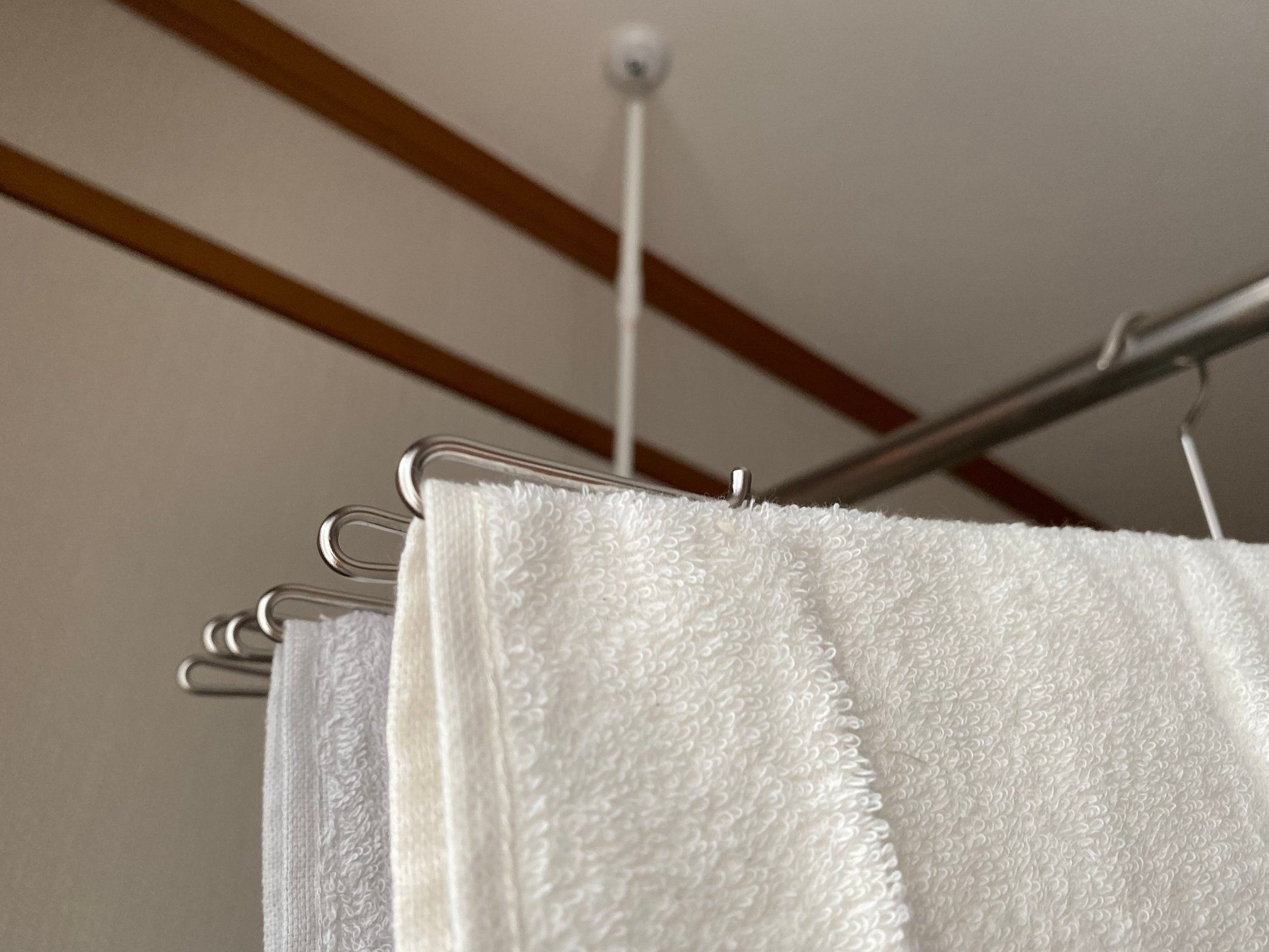 12枚もタオルが干せる ニトリステンレスタオルハンガーが優れモノ サンキュ