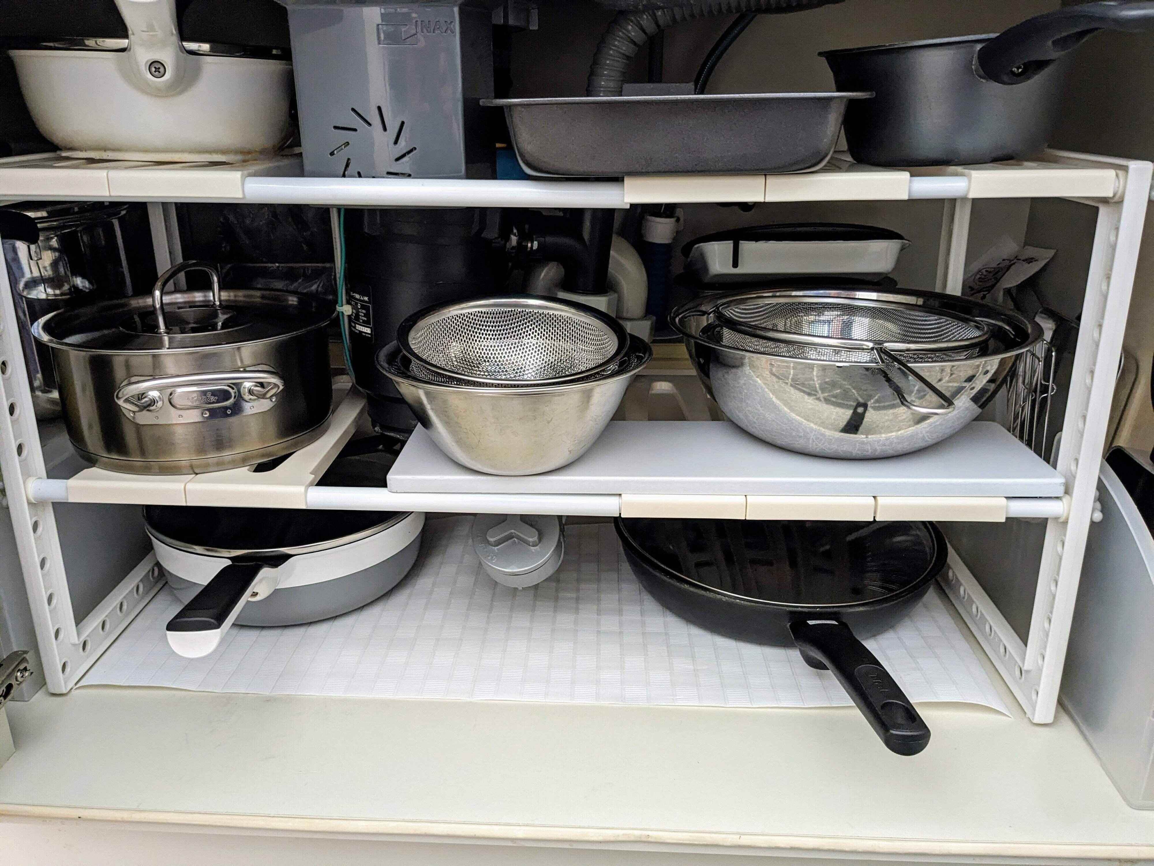 キッチンシンク下の調理器具収納。