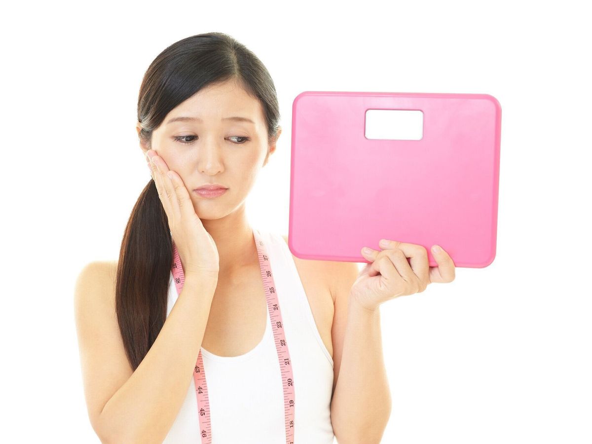 ダイエット中の若い女性